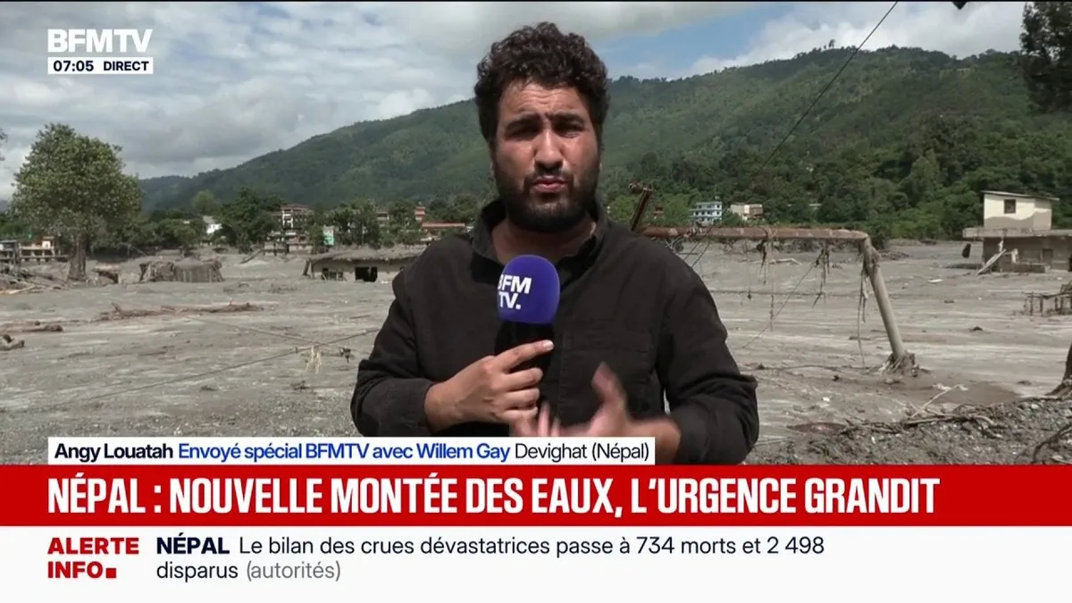 Crues au Népal: à Devighat, une alerte des autorités régionales prévient les habitants d'une nouvelle crue de la rivière