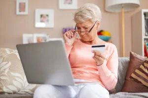Banco deve restituir em dobro valores de seguro não autorizado por cliente