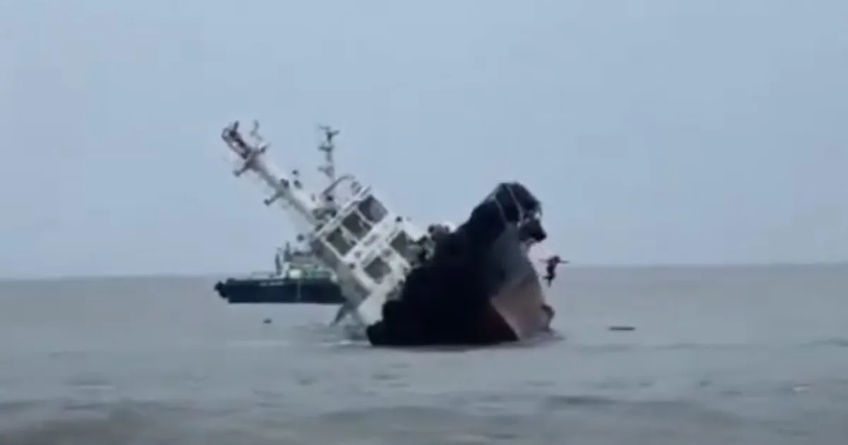 Impactante escape en el mar: un buque remolcador se hundía y la tripulación saltó por la borda para salvarse