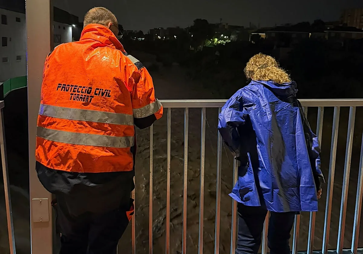 Las fuertes lluvias en Valencia anegan calles y activan la alerta en los barrancos