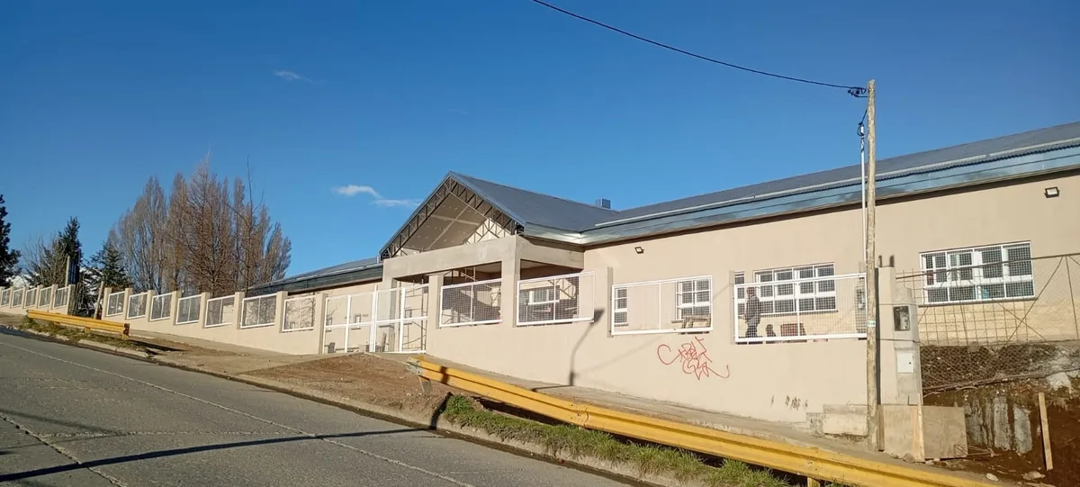Tensión en Bariloche: construyeron una escuela para jóvenes con discapacidad, pero sus padres denuncian que no es apta