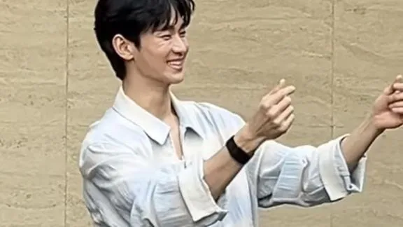 김수현, 1년 만에 팬들 앞에 서…마침내 활짝 웃었다