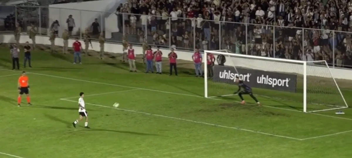 É você, Loco Abreu? Meia do ASA bate o pênalti do acesso de cavadinha; assista