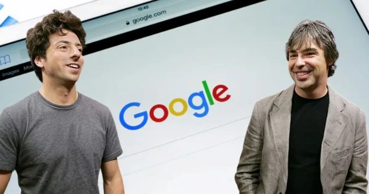 En 2008, Larry Page demolió dos casas vecinas en Palo Alto, ampliando su propiedad a casi 2 acres; un año después, planeó una casa ecológica de 6,000 pies cuadrados con paneles solares y un jardín en la azotea