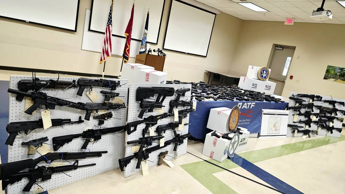 Cae red de tráfico en Nashville: 44 detenidos con 160 armas y fentanilo tras la Operación “Última Llamada”