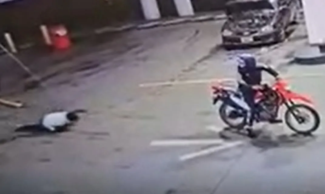 La Matanza: una policía baleó a dos motochorros y evitó un asalto en una estación de servicio