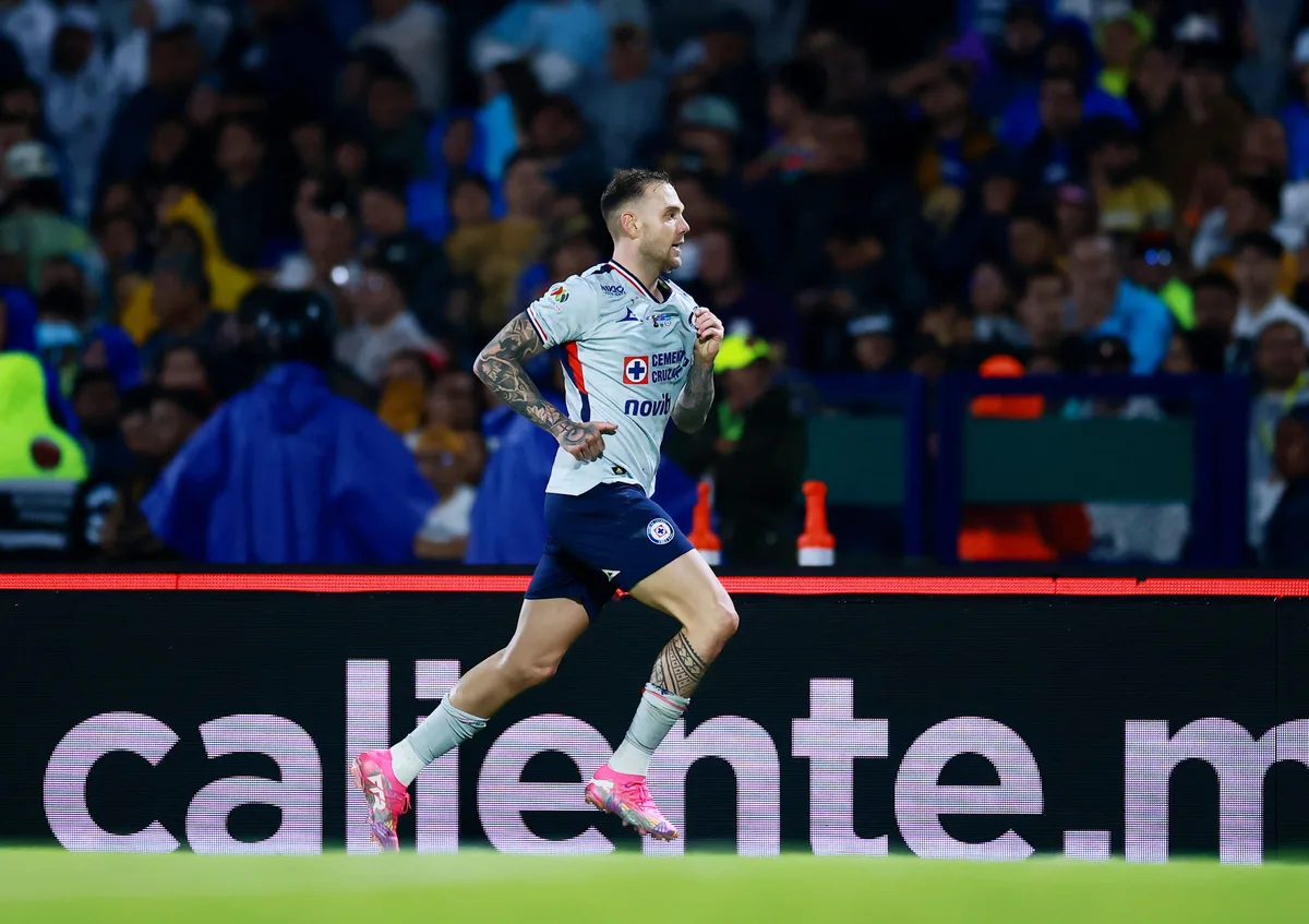 Rotondi aparece en CU, el estadio donde se convirtió en héroe para el título de Cruz Azul frente a Pumas