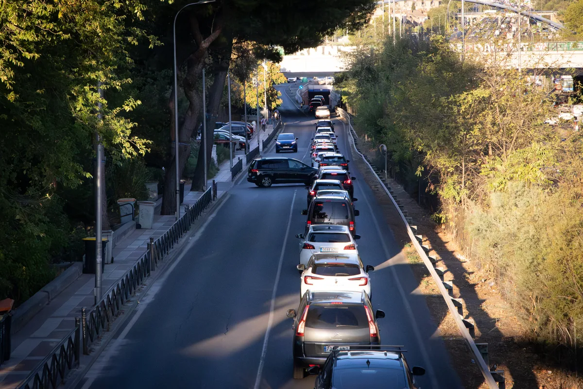 No es fácil salir de Rejas, un barrio de Madrid rodeado de autopistas, sin metro, cercanías y solo tres líneas de autobuses