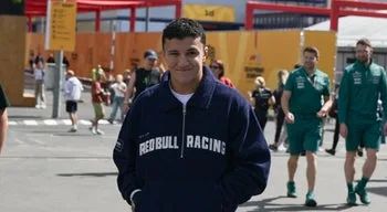 Isack Hadjar renova com Red Bull e mantém dupla com Verstappen na F1 em 2027