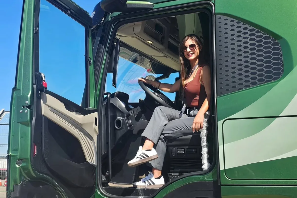 Ainoa Blasco sobre su vida como camionera desde hace cuatro años: “A la psicología no se le da importancia y pasamos mucha soledad”