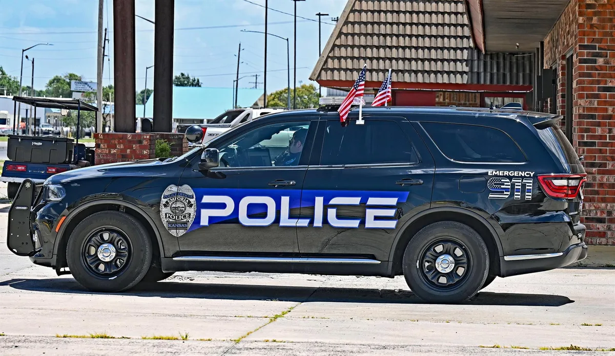 Muere un niño de 6 años y un hombre en un atropello en un campo de fútbol en Kansas, Estados Unidos