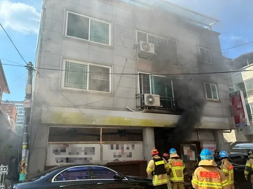 전주 건물 1층서 불…연기 흡입 4명 병원 이송