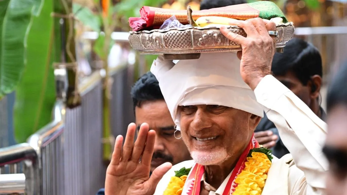 CM offers silk robes to Goddess Durga on ‘Moola Nakshatram’; over 1.3 lakh have darshan