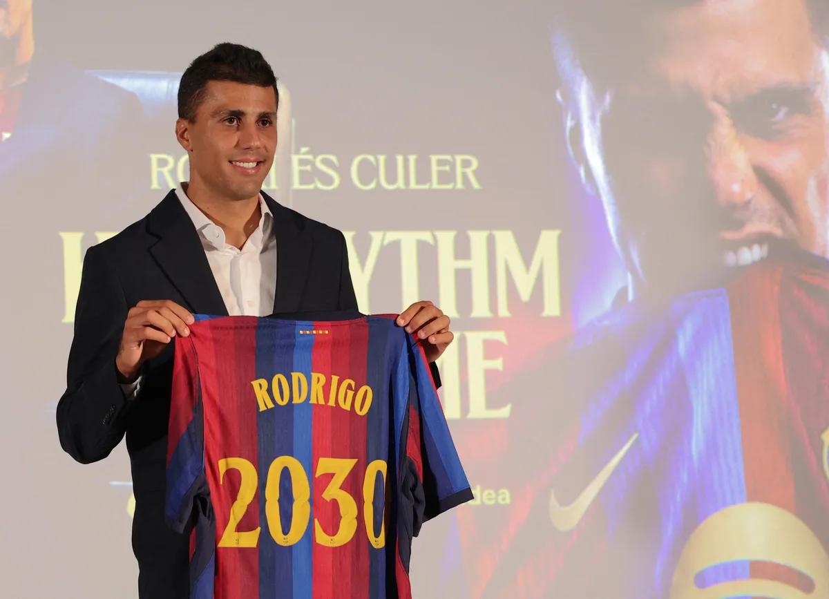 Barcelona dá chapéu no Real Madrid e anuncia veterano da seleção espanhola
