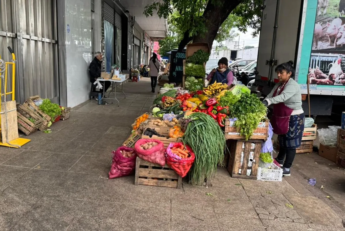 Cae la venta ilegal en la Ciudad, pero los alimentos ganan terreno en los puestos callejeros