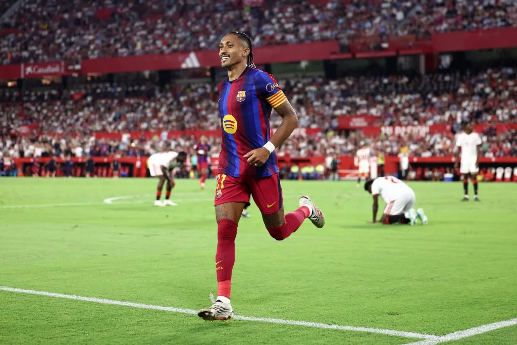 Raphinha volta a treinar com o Barcelona e fica perto de retorno