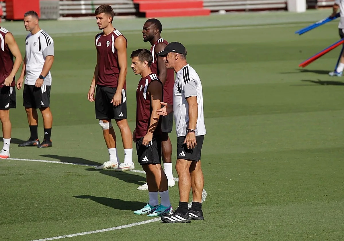 García Plaza: «Hay un jugador que o es titular o no estará ni en el banquillo»