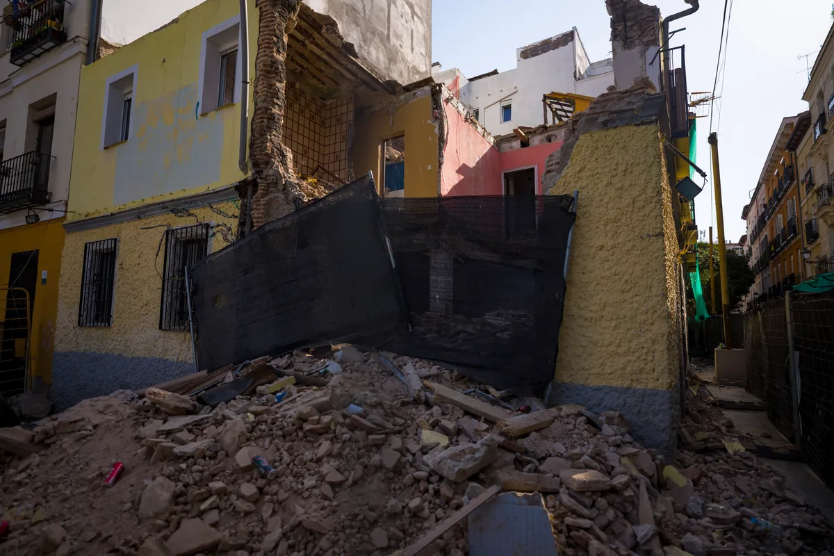 El polémico derribo del edificio del restaurante Baobab: la compra, el hotel cápsula y la batalla por salvar un inmueble histórico de Lavapiés