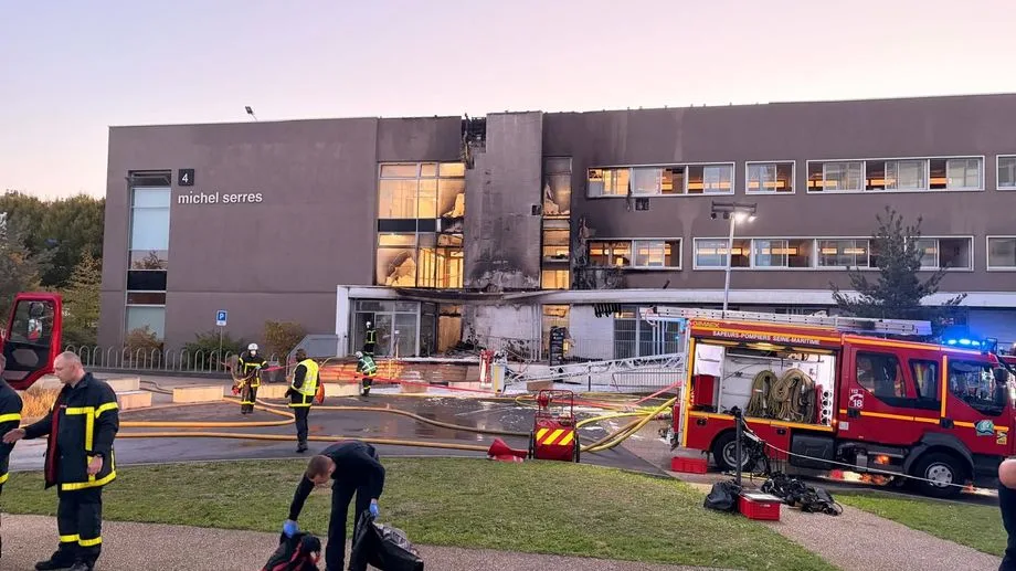 Un important incendie détruit la façade et une grande partie de la toiture de la faculté de Rouen
