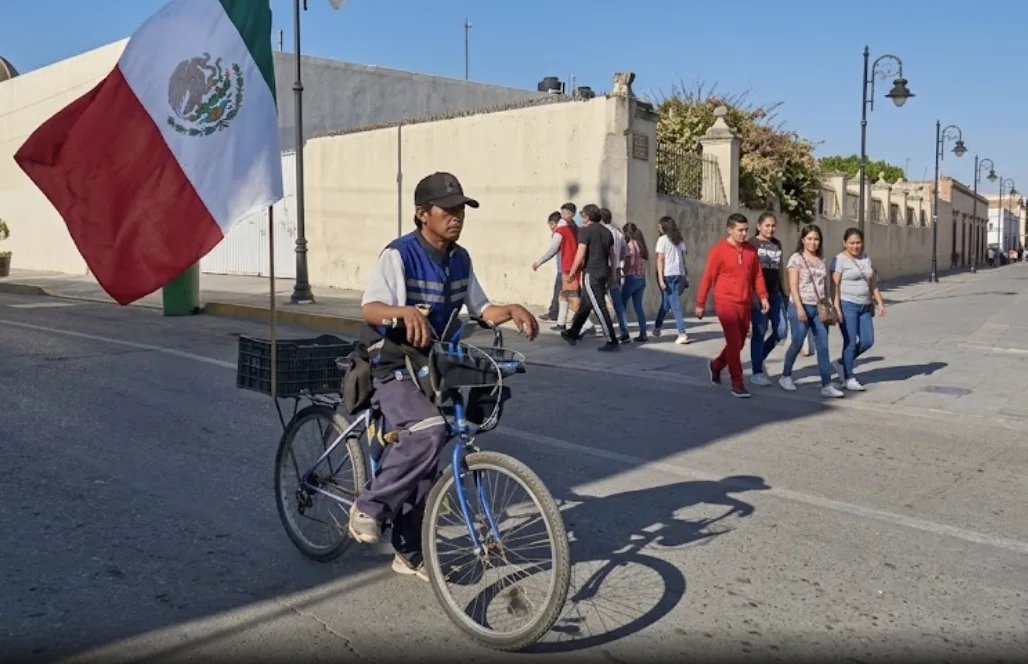 José pedaleó con orgullo patrio y robó miradas durante desfile en Monclova