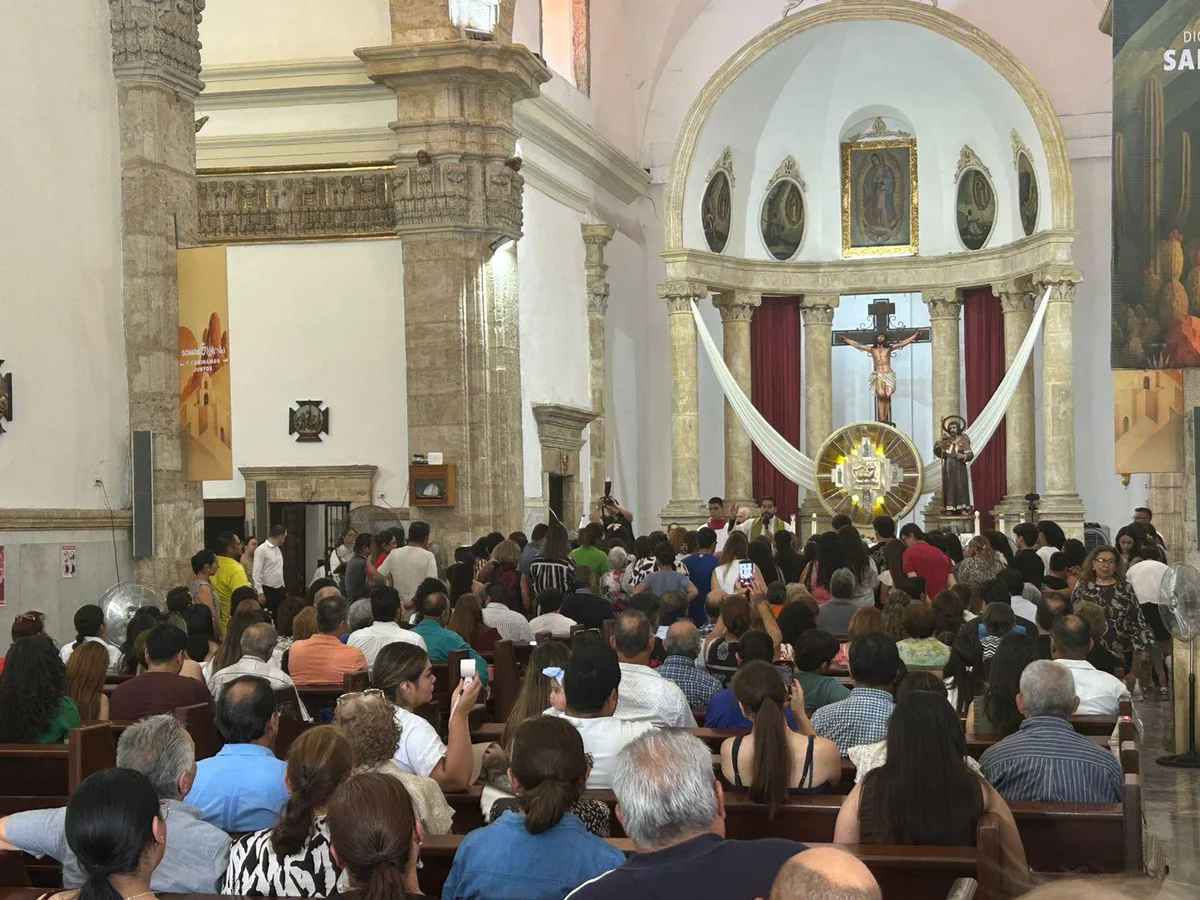 Sacerdotes de Monclova dan bendición a niños y sus mochilas por el regreso a clases