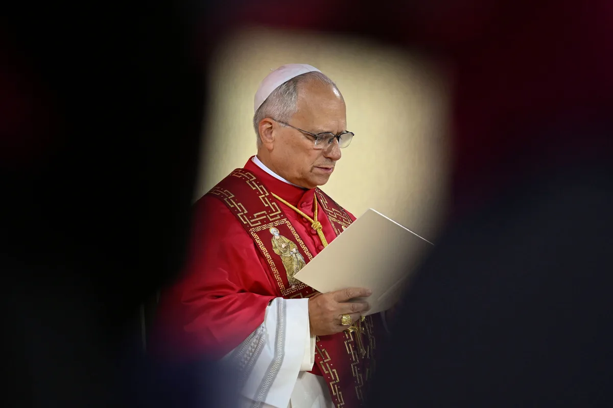 Le pape Léon XIV hospitalisé pour un nodule pulmonaire : "Le pré-conclave se prépare déjà"