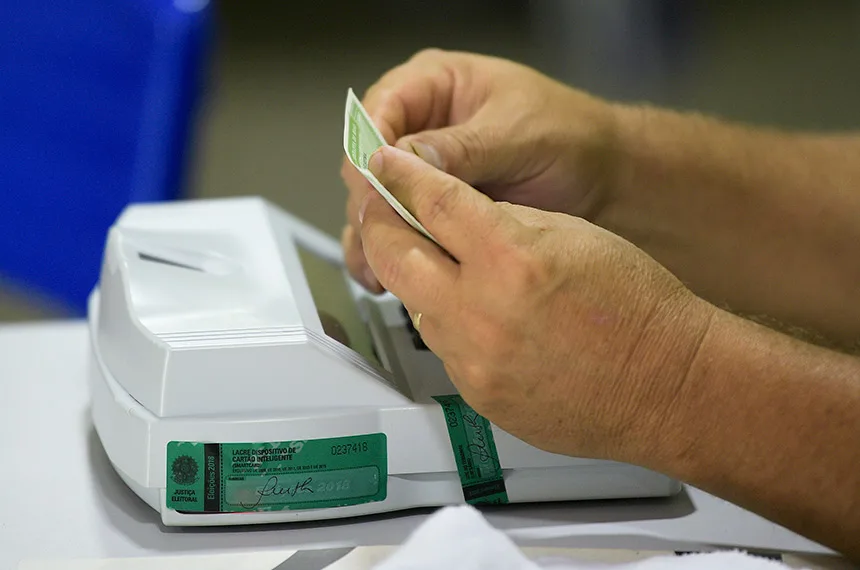 Dois últimos eleitores acompanham impressão do boletim de urna