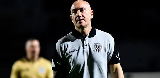 Lanterna e em crise, Ponte Preta anuncia saída do técnico Márcio Zanardi