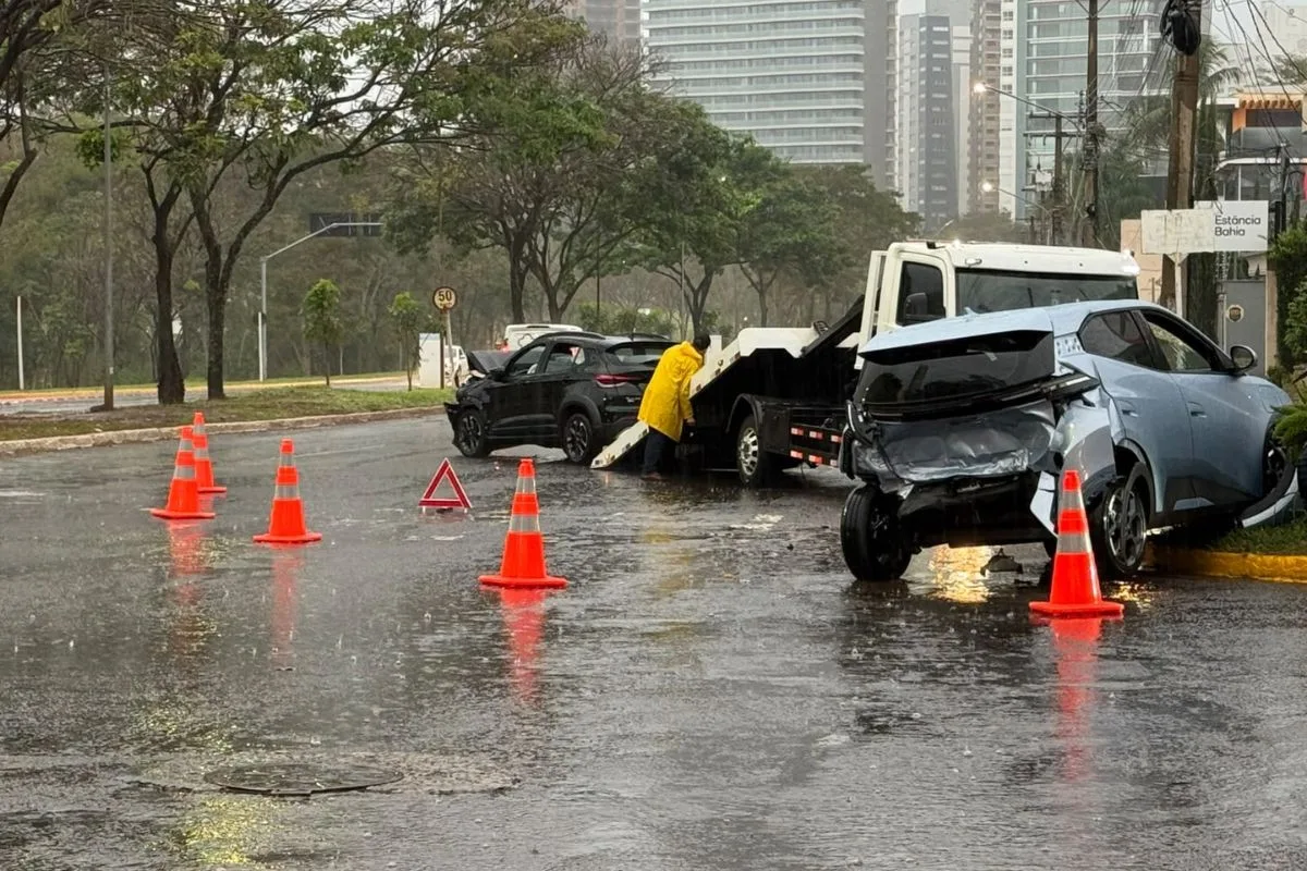 Acidente entre dois carros deixa adolescente ferida em Campo Grande