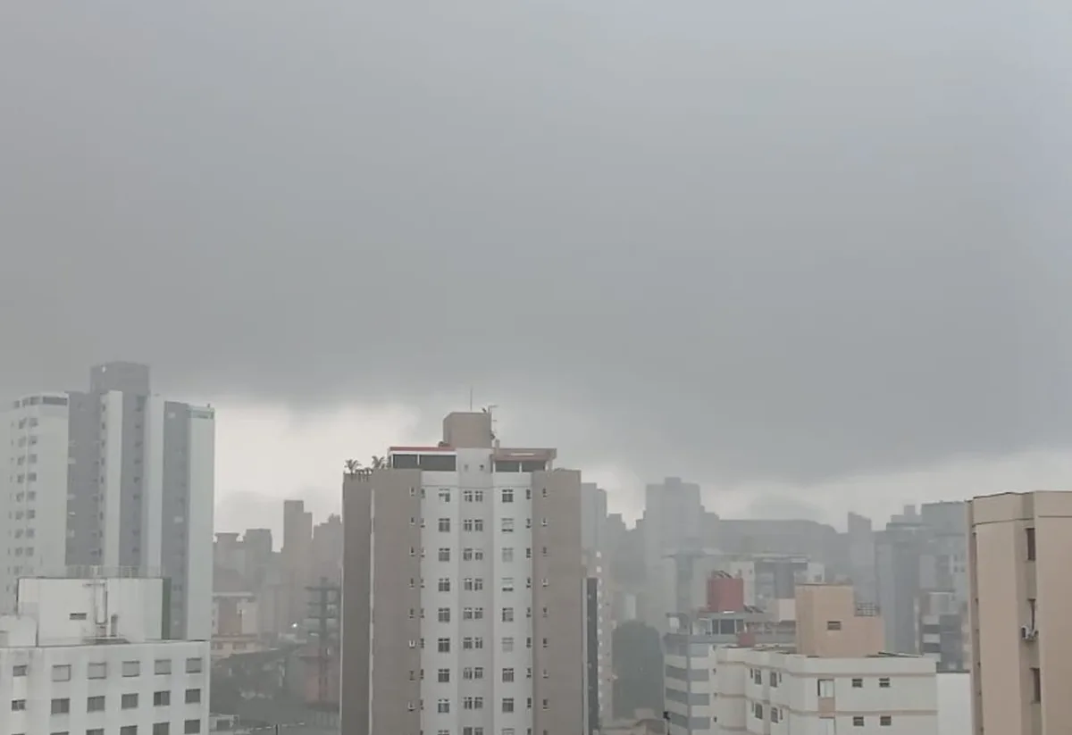 Após dias de calor, BH tem alerta de chuva com raios e ventos fortes