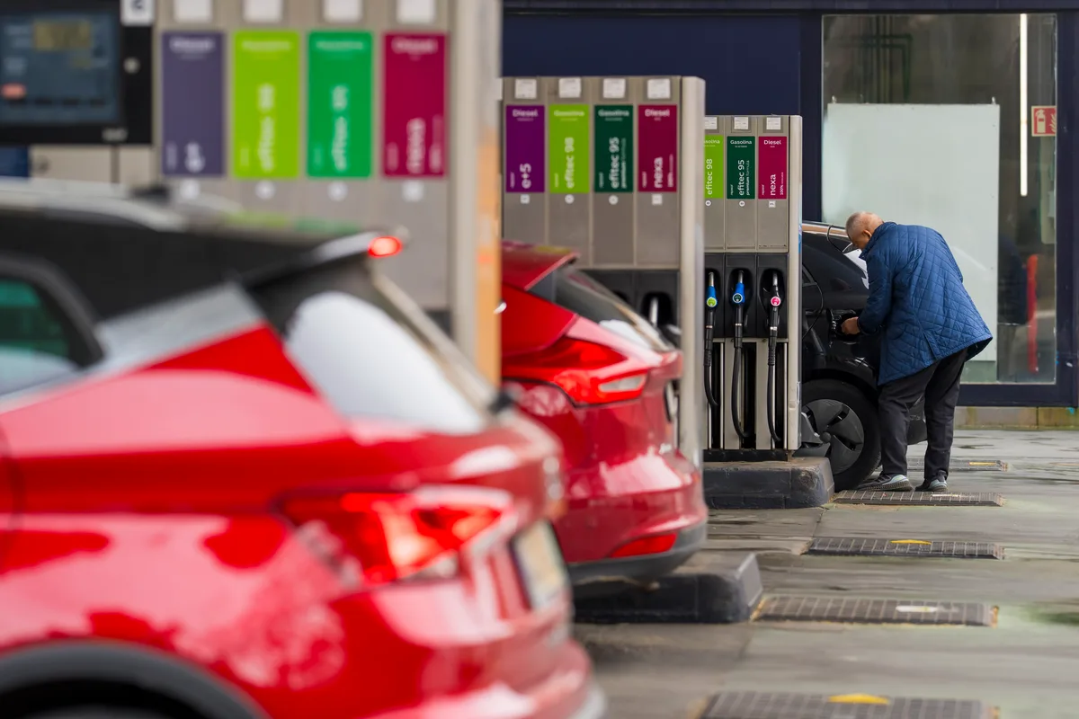 La gasolina toca un nuevo máximo anual tras once semanas de alzas y el diésel retoma las subidas