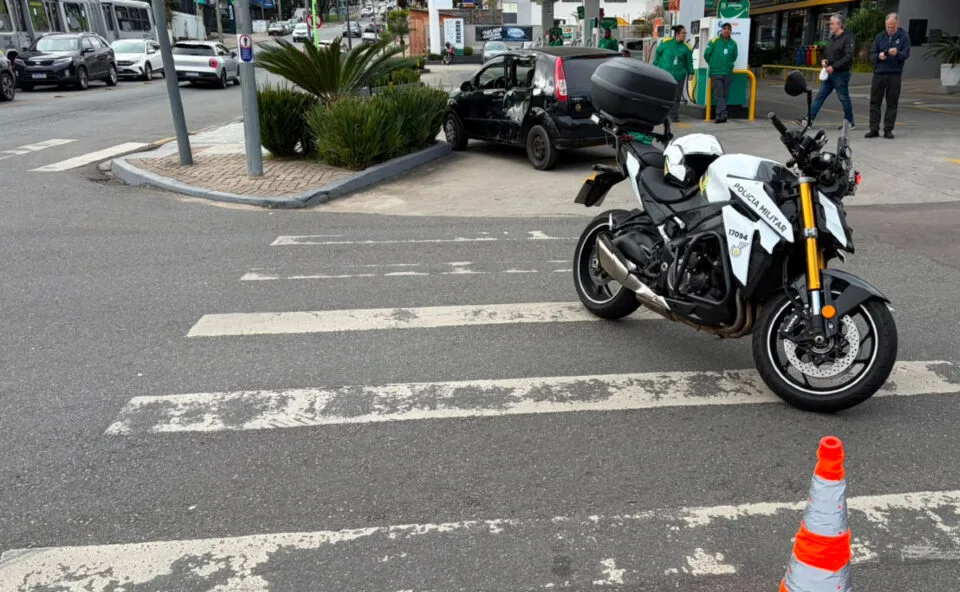 Imagens fortes! Jovem motociclista de 23 anos morre em acidente no Hugo Lange, em Curitiba; câmera flagra batida