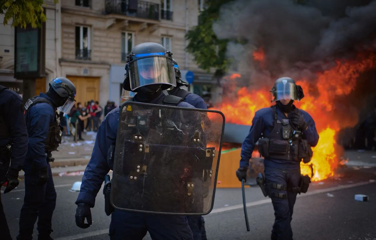 Blocus lycéens : À quoi servent les boucliers lumineux de la police ?