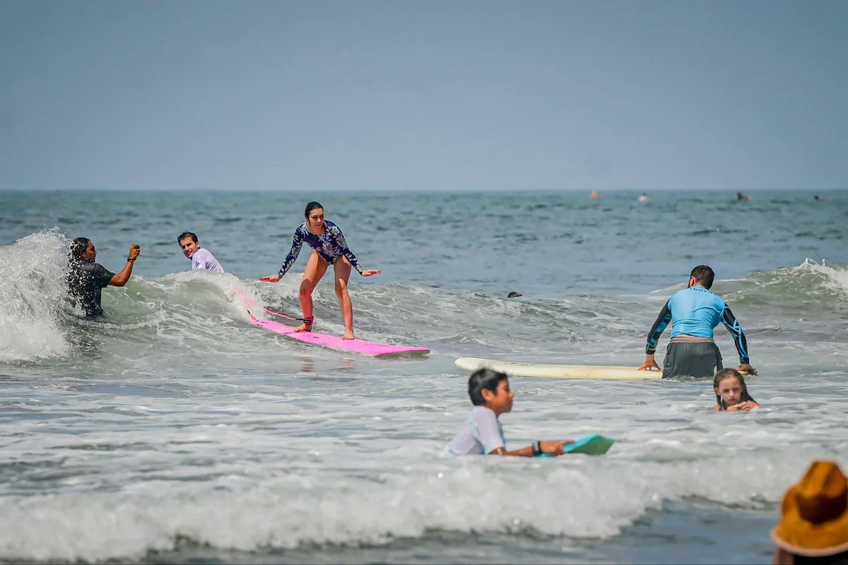 El Salvador llevó su apuesta por el surf a Israel