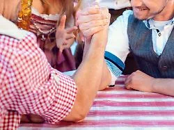 Pech beim Oktoberfest-Auftakt: Berliner bricht sich auf der Wiesn beim Armdrücken den Arm