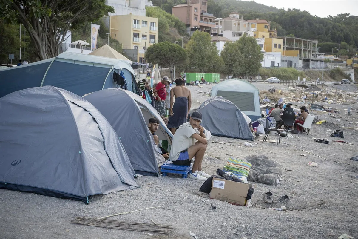 Los inmigrantes regresan a El Trampolín de Ceuta tras el desalojo para limpiar la playa: un detenido por una presunta agresión sexual