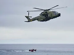Nur knapp verfehlt: Russische Fregatte zielt mit Leuchtraketen auf dänischen Militärhubschrauber
