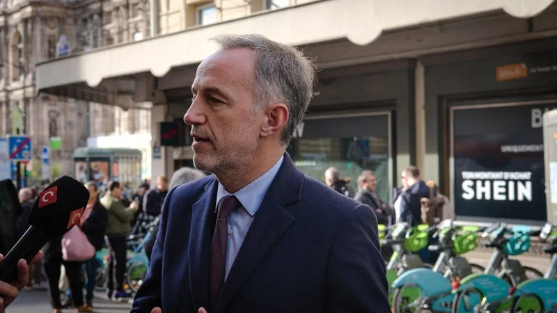 "Je suis le dossier comme le lait sur le feu": le maire de Paris Emmanuel Grégoire a "de grandes inquiétudes sur le manque de transparence" autour du BHV Marais