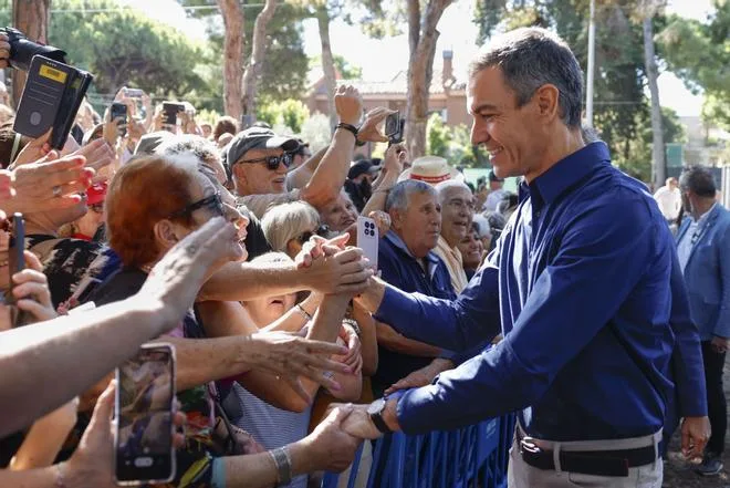 Sánchez participa en la Fiesta de la Rosa del PSC junto a Illa para movilizar a sus filas