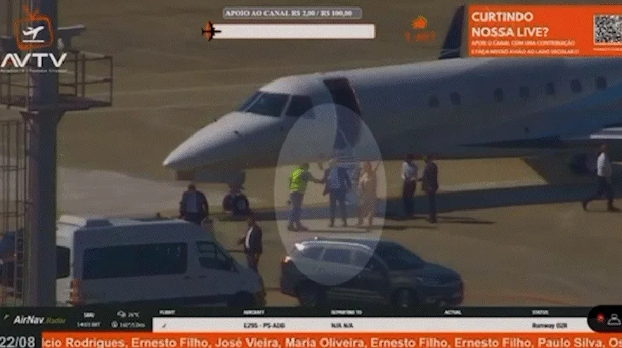 Vídeo revelado por jornal flagra Moraes desembarcando de jatinho de Vorcaro