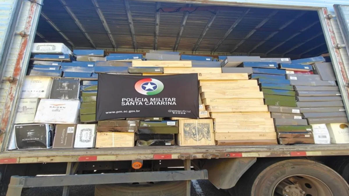 Nervosismo de motorista leva polícia a encontrar 9 mil garrafas de vinho e galões de produto proibido em caminhão em SC