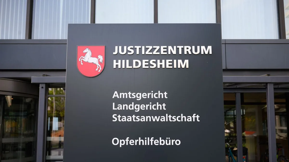 Prozessbeginn in Hildesheim: Falsche Polizisten sollen 205.000 Euro erbeutet haben