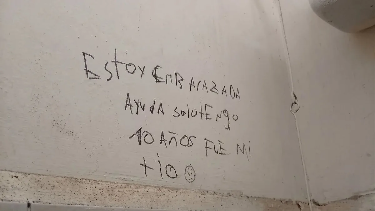 Un fuerte mensaje apareció en un baño de San Juan y desató una investigación por un posible abuso