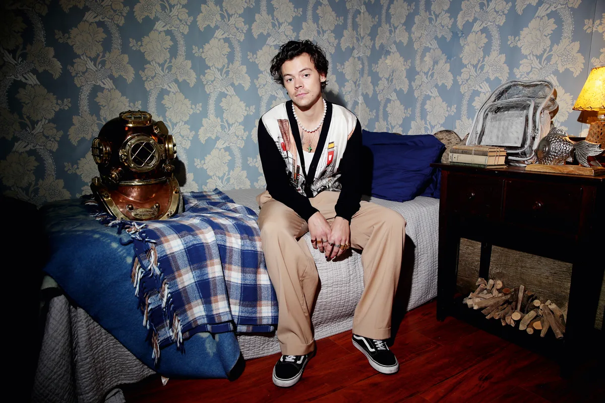 Harry Styles diz que superou ansiedade com ajuda de ex-namorada ‘extrovertida’
