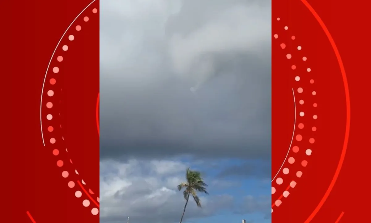 VÍDEO: tromba-d'água assusta banhistas em praia de Salvador