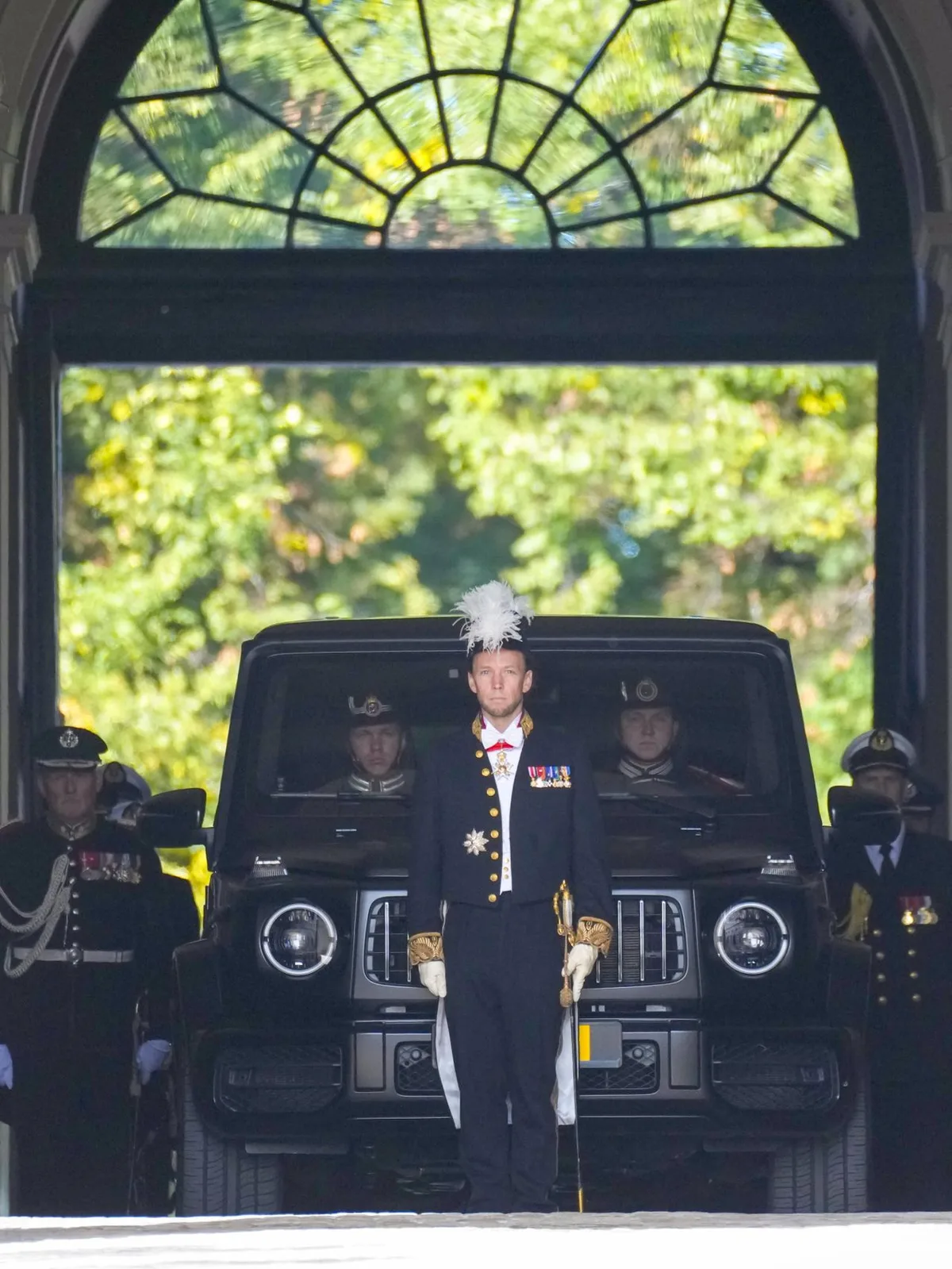 De las confidencias del príncipe Guillermo con la emérita Sofía a la polémica corona donde Marius Borg figura como Familia Real: las mejores fotos del funeral
