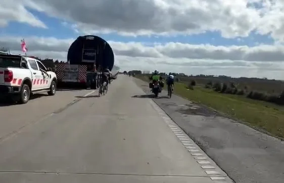 Un policía embistió con su moto a un ciclista en la Ruta 6 y lo abandonó: “Fue a tirarme”