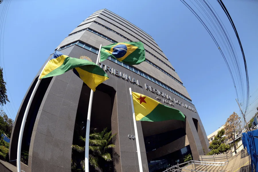 Justiça do Trabalho reverte justa causa aplicada a trabalhadora por retirar frutas de refeitório