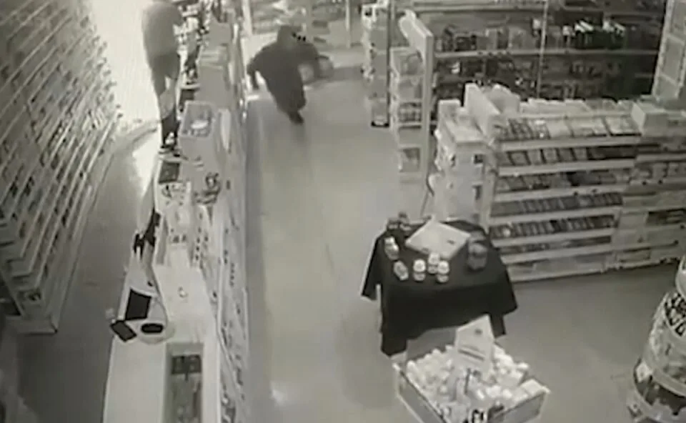 Ladrão furta mais de R$ 19 mil em canetas emagrecedoras de duas farmácias em intervalo de 40 minutos e é preso; vídeo