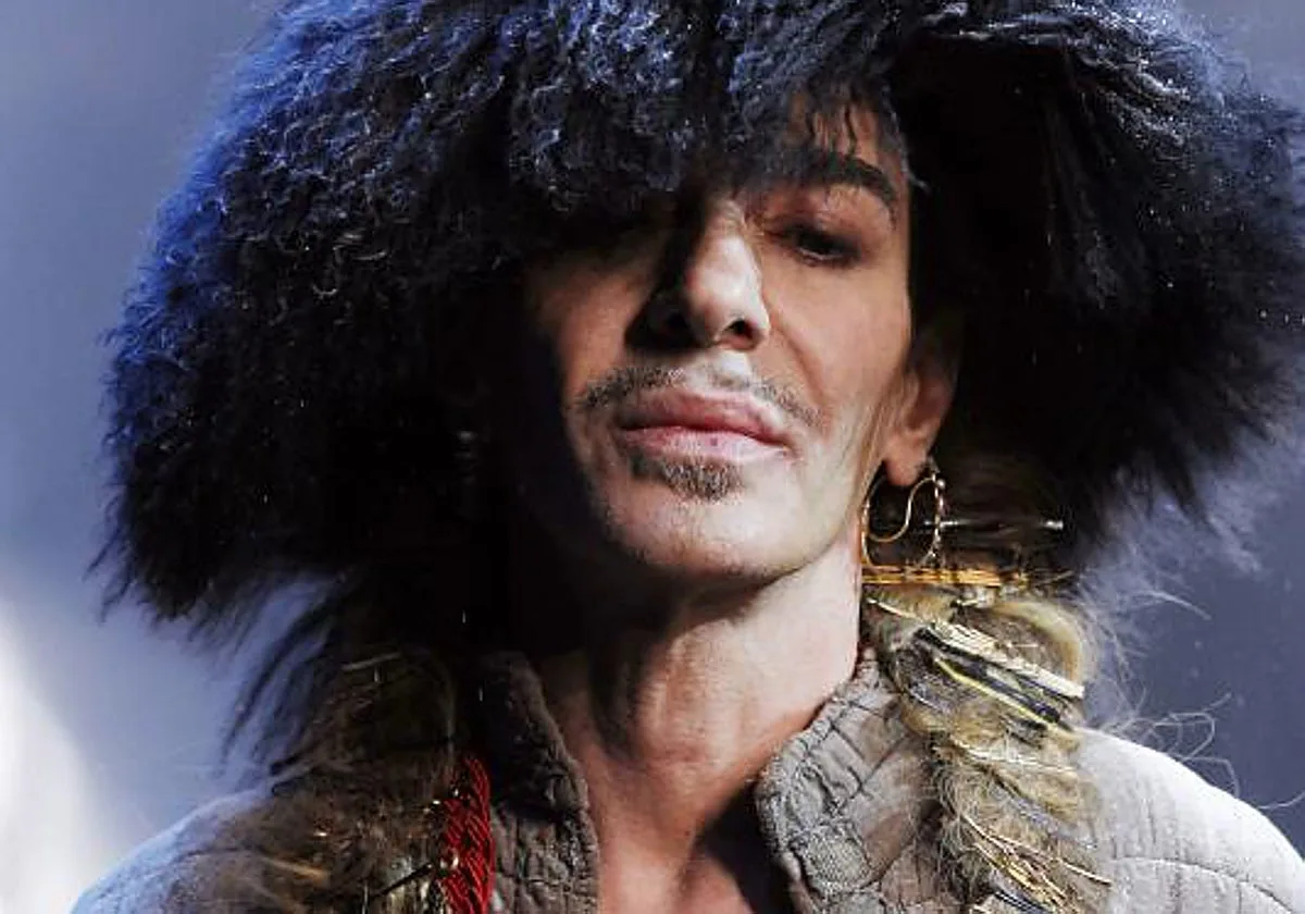 John Galliano cancela su exposición en el Met tras sus polémicas: «Sigo siendo responsable del dolor causado por mis palabras en el pasado»